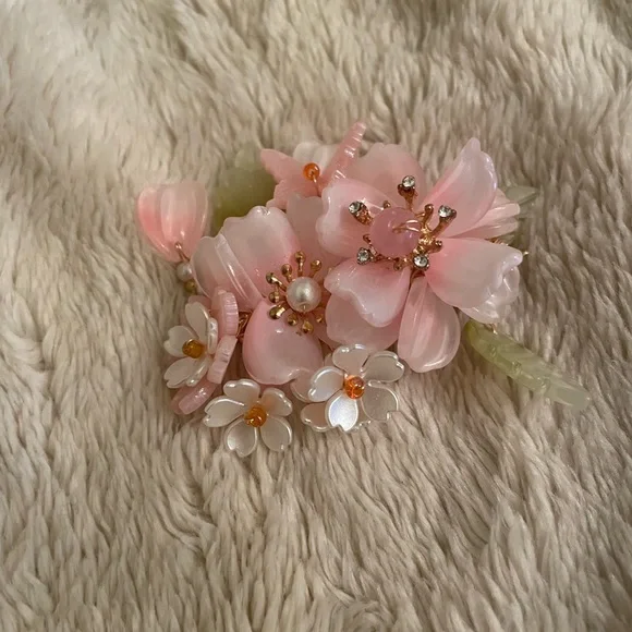 Beautiful intricate pink hair clip, no detail is spared, great for summer wear! Master the Claw Clip Ponytail Hairstyle Hack | TikTok main image 3